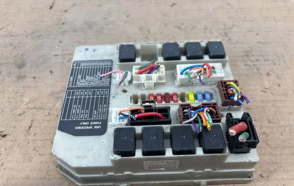 Nissan Note (E11) Fuse box set 284B7AX61A R0616 7B27