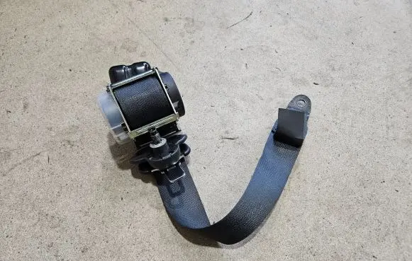 Middle seatbelt (rear)