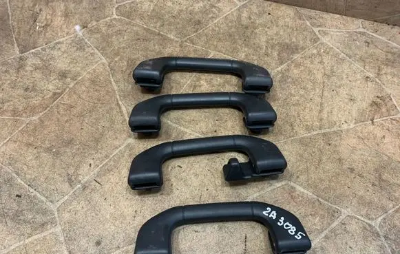 Mercedes-Benz C W204 A set of handles for the ceiling A2048100051