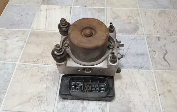 Toyota Yaris ABS Pump 9308D0774 4451052030