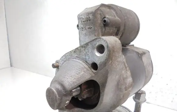 Renault Clio III Starter motor 8200369521