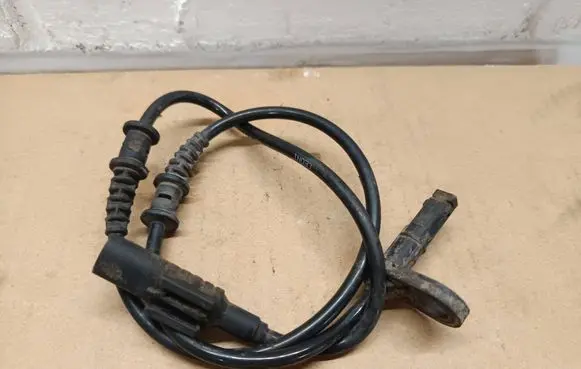 Mercedes-Benz E W211 ABS brake wheel speed sensor A2115402317