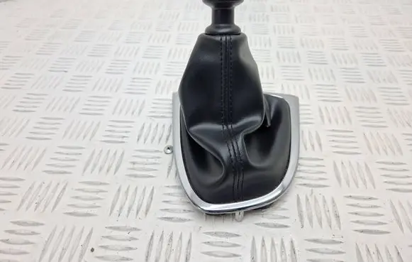 Renault Captur Gear lever shifter trim leather/knob 969357201R