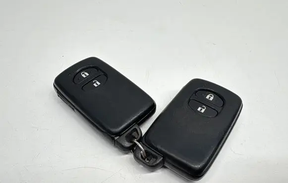 Toyota Prius+ (ZVW40) Ignition key/card MR39832008