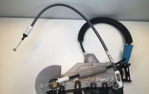 Opel Combo E Front door lock S3M16943583