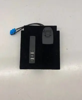 Mercedes-Benz S W222 USB socket connector A2228200254 A2228200915