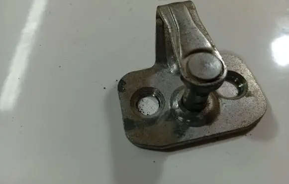 Opel Antara Front door lock loop/hook striker 20951578