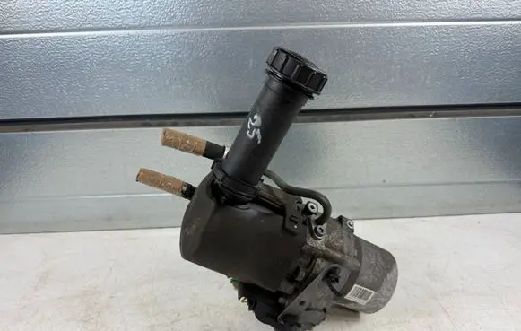 Peugeot 3008 I Power steering pump 9676557880