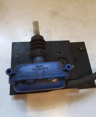 Volkswagen Golf II Central locking vacuum pump 443862153B