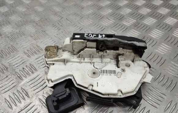 Skoda Yeti (5L) Front door lock 5K1837015B