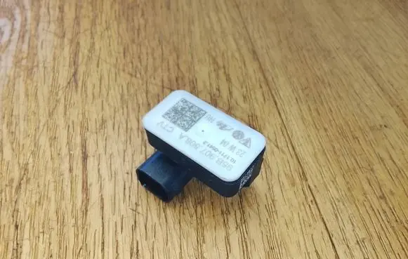 Porsche Macan (95B) Air suspension front height level sensor 95B907508A