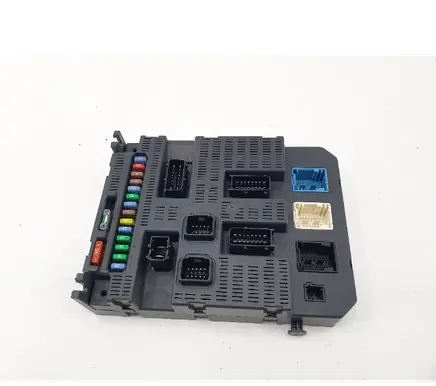 Peugeot 308 SW Fuse module 9663798180 1129969231207 2477430171207