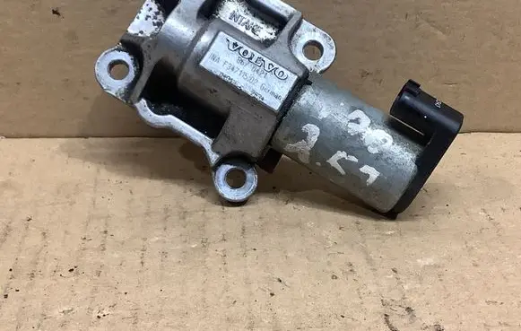 Volvo V70 Camshaft vanos timing valve 8670421