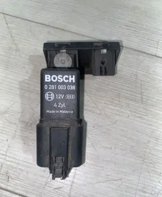 Volkswagen PASSAT B6 Glow plug pre-heat relay 0281003038