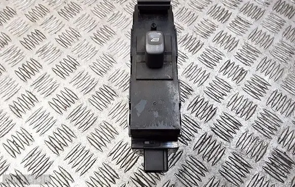 Volvo V70 Electric window control switch 8682837