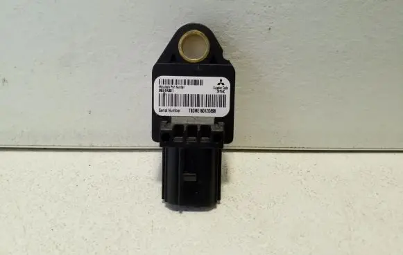 Mitsubishi Outlander Airbag deployment crash/impact sensor 8651A001