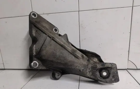 BMW 5 E60 E61 Engine mounting bracket 6769282