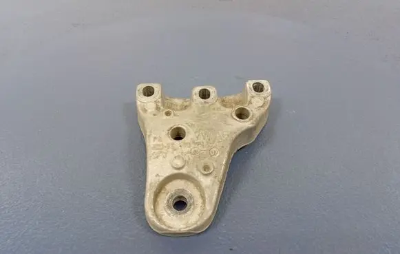 Engine mount vacuum valve