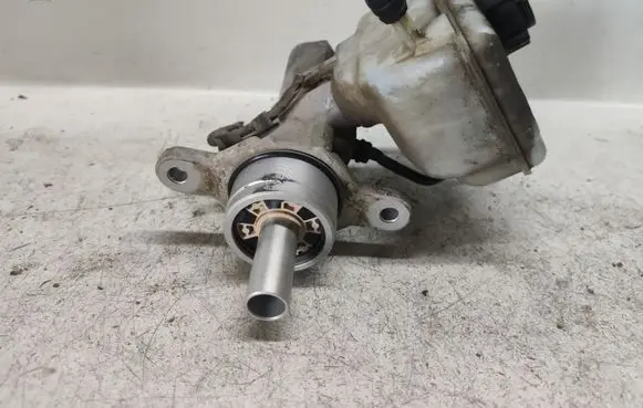 Volkswagen Golf V Master brake cylinder