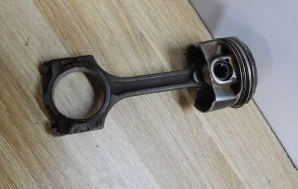 Renault Captur Piston with connecting rod 72L74