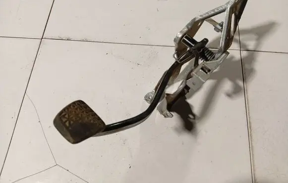 Opel Astra H Brake pedal 