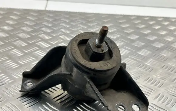 Engine mount bracket