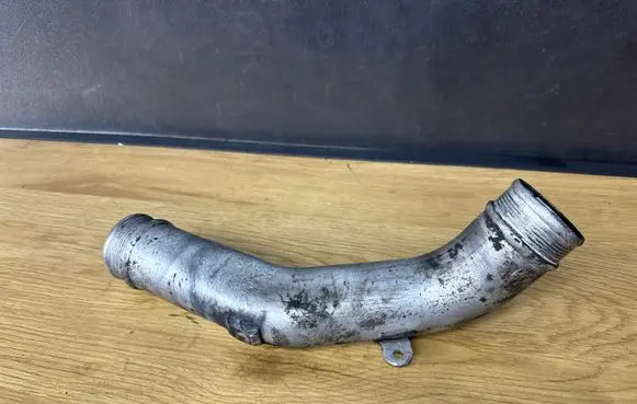 Volvo XC90 Intercooler pipe mounting bracket 