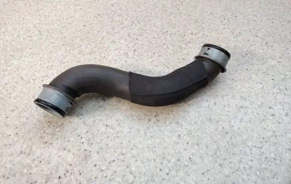 Mercedes-Benz CLS C218 X218 Engine coolant pipe/hose A2125018282