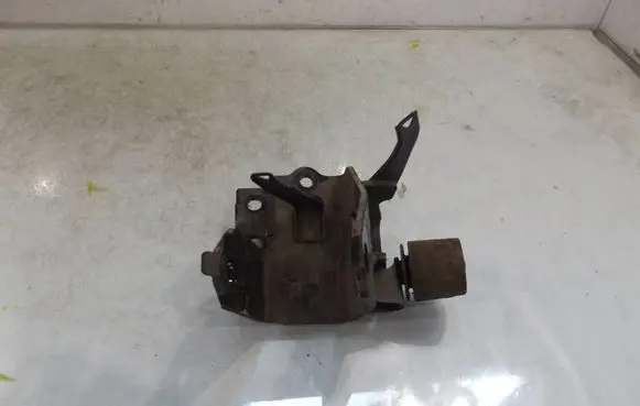 Toyota Yaris Engine mounting bracket