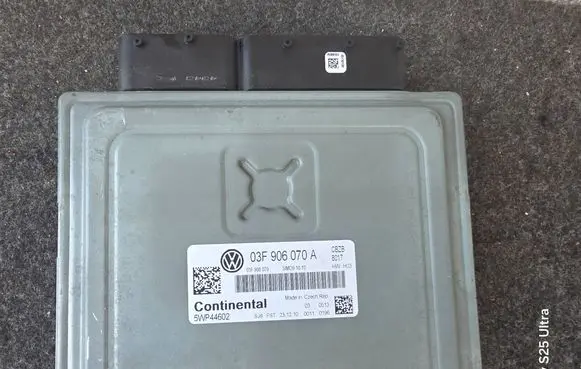 Volkswagen Golf VI Engine control unit/module 03F906070A