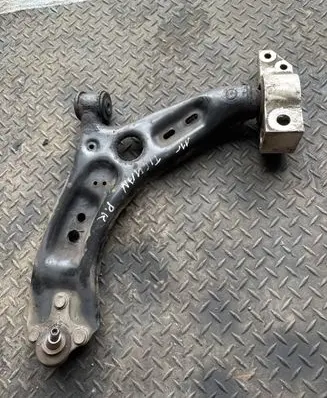 Volkswagen Tiguan Front lower control arm/wishbone 5N0407151