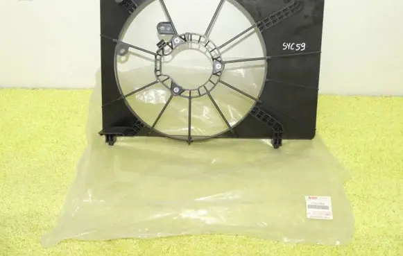 Suzuki Swift III Radiator cooling fan shroud 17760-52R21