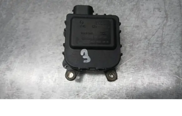 Volkswagen PASSAT B5.5 Coolant heater control valve 5D1820511B