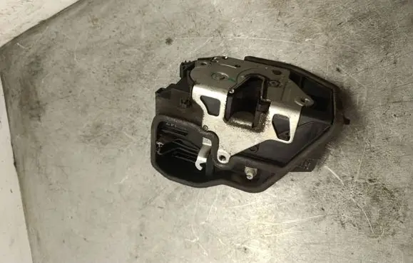 BMW X3 E83 Rear door lock 7202147