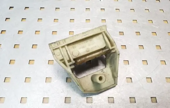 BMW 5 E39 Radiator mount bracket 17112247895
