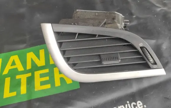 Peugeot 207 Dash center air vent grill 9650088577
