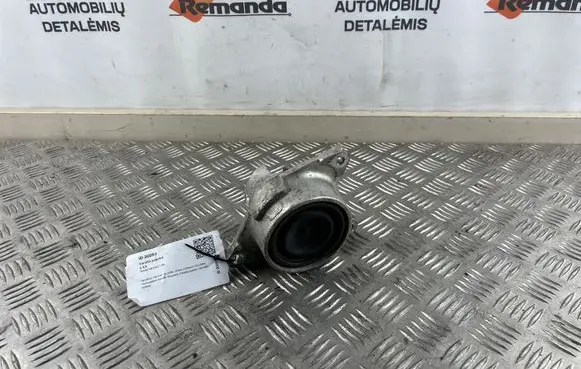 Honda CR-V Engine mount bracket