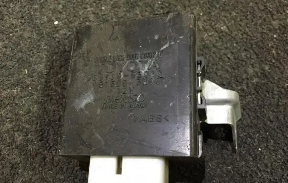 Lexus IS 200-300 Door control unit/module 8597053010 051500-3390