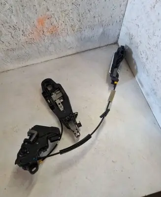 Citroen C4 III e-C4 Rear door lock 9832797580