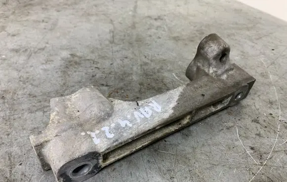 Toyota RAV 4 (XA30) Engine mounting bracket