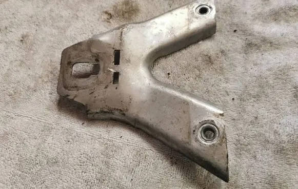 Front bumper mounting bracket