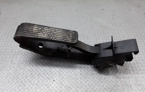 Mercedes-Benz E W211 Accelerator throttle pedal A2033000104