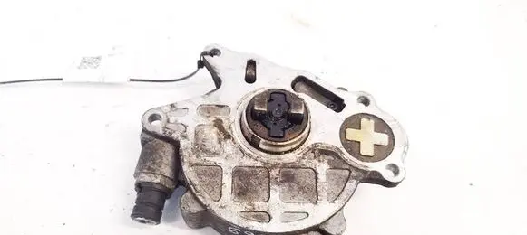 Volkswagen Golf VI Vacuum pump 03L145100