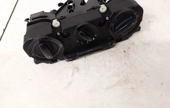 Volkswagen Touran I Climate control unit