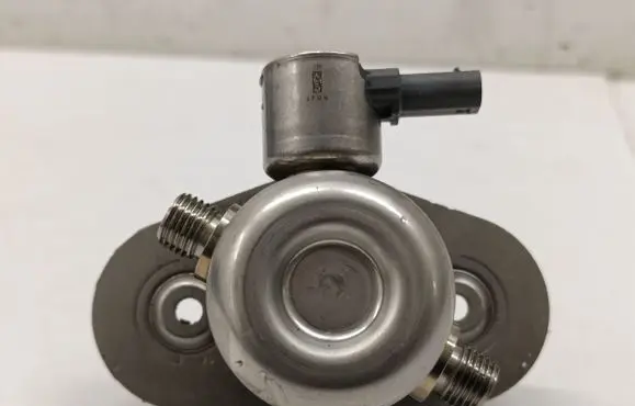 Mini Cooper Countryman F60 Fuel injection high pressure pump 7636881