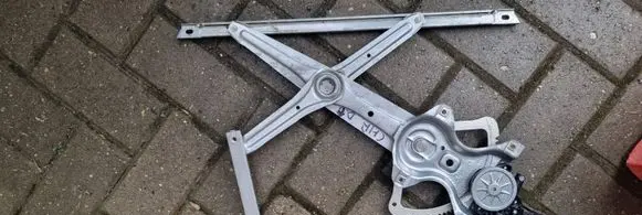 Toyota C-HR I Front door window regulator with motor