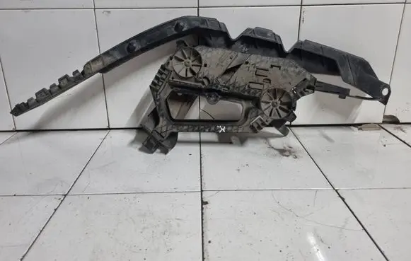 Skoda Octavia Mk2 (1Z) Headlight/headlamp mounting bracket 1Z0941339 1z0807183