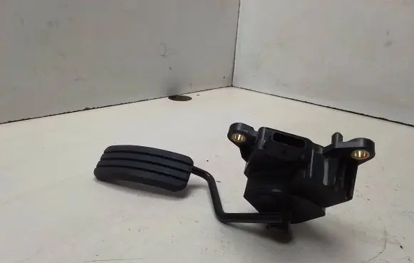 Accelerator throttle pedal