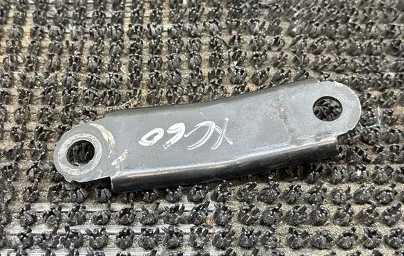 Engine mounting bracket