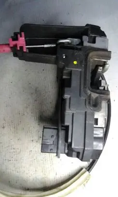 Opel Zafira B Front door lock 13228373